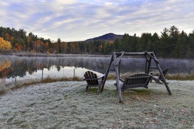 Adirondack Dağları, New York Eyaleti 'ndeki Sonbahar yeşilliğinin canlı renkleri
