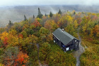 Adirondack Dağları, New York Eyaleti 'ndeki Sonbahar yeşilliğinin canlı renkleri