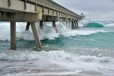 Florida 'da Atlantik Okyanusu' nda dalgalı ahşap balıkçı iskelesi sahnesi