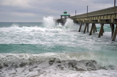 Florida 'da Atlantik Okyanusu' nda dalgalı ahşap balıkçı iskelesi sahnesi