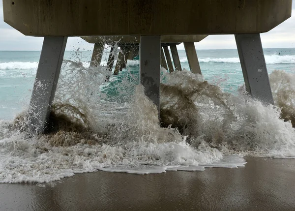 Beach Scene Wooden Fishing Pier Waves Atlantic Ocean Florida — Stock Photo, Image