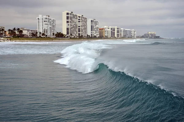 Beach Scéna Dřevěným Rybářským Molo Vlnami Atlantském Oceánu Floridě — Stock fotografie