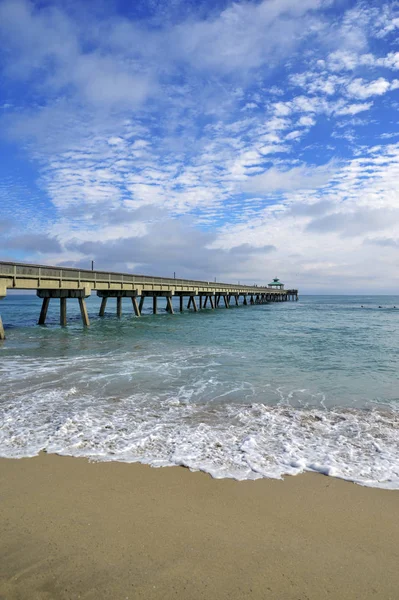 Beach Scéna Dřevěným Rybářským Molo Vlnami Atlantském Oceánu Floridě — Stock fotografie
