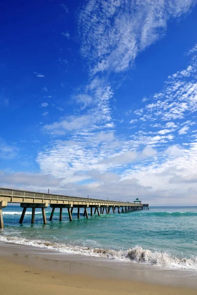 Beach Scéna Dřevěným Rybářským Molo Vlnami Atlantském Oceánu Floridě — Stock fotografie