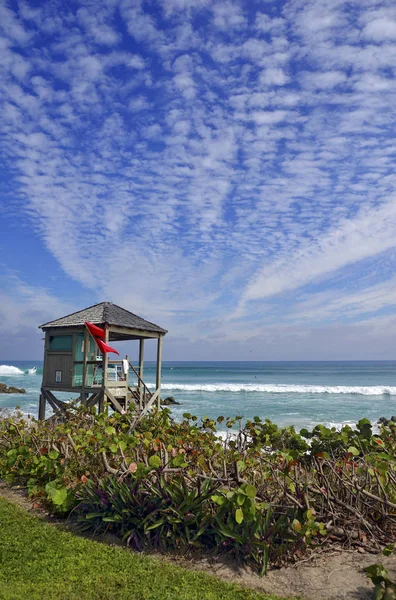 Plaża Scena Wodą Błękitne Niebo — Zdjęcie stockowe