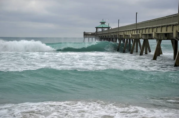 Muelle Pesca Madera Con Playa Olas Océano Atlántico Florida — Foto de Stock