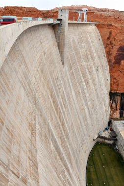 Colorado Nehri 'ndeki Glen Canyon Barajı. Sayfa Arizona yakınlarında Powell Gölü' nü oluşturuyor.
