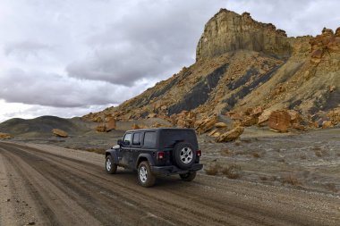 PARIA UTAH CIRCA Aralık 2019. Açık hava turizmi ve eğlence sektöründeki artışa rağmen, ABD 'nin batısındaki birçok yol hala asfaltsız ve Jeep' in resmedildiği gibi dört teker çekişli araca ihtiyaç duyuyor..