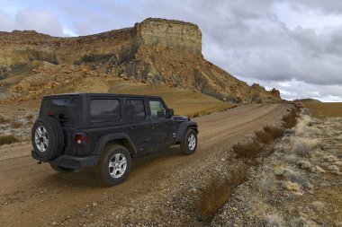 PARIA UTAH CIRCA Aralık 2019. Açık hava turizmi ve eğlence sektöründeki artışa rağmen, ABD 'nin batısındaki birçok yol hala asfaltsız ve Jeep' in resmedildiği gibi dört teker çekişli araca ihtiyaç duyuyor..