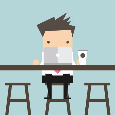 Laptop kahve barda çalışan iş adamı