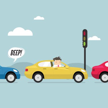 İşadamı ile trafik sıkışıklığı, yeşil trafik ışığı, yolda bir boynuz korna.