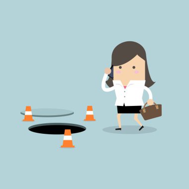 İş kadını, yerdeki deliğe dikkat etmeden telefonla konuşuyor..