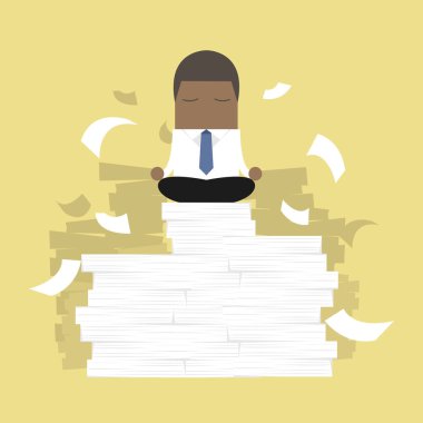 Afrikalı işadamı huzur içinde meditasyon yapıyor.