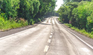 Asfalt ve doğa yolları