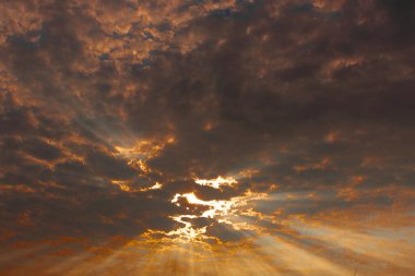 Latin Amerika 'nın göklerinde bir sonbahar akşamının yoğun renkleri ve renkleri. Günbatımı ve doğanın renklerinin çok renkli evreni. Huzur hissi ve insan ruhunun yükselişi. Barış.