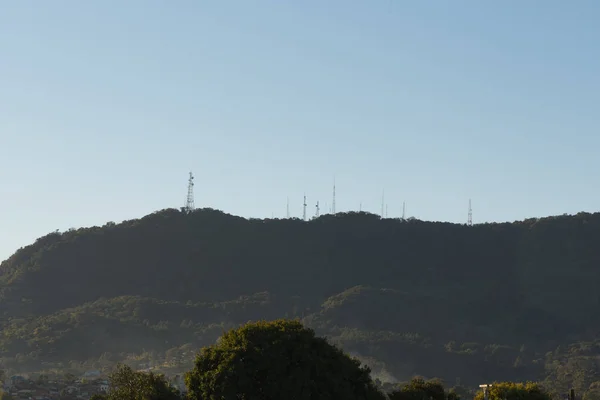 ブラジルのR サンタマリア市にあるMorro Das Antenas モロ携帯電話網 無線及びテレビの電気通信アンテナが設置されているもの — ストック写真