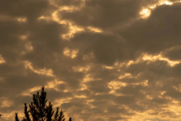 Latinalaisen Amerikan Taivaalla Syysiltapäivän Voimakkaita Värejä Sävyjä Auringonlasku Luonnon Värien — kuvapankkivalokuva