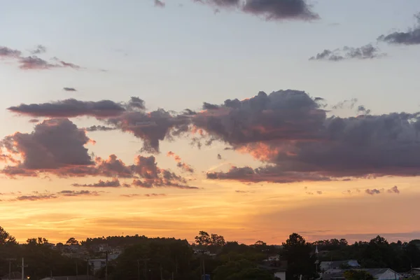 ブラジルのサンタ マリア市の午後遅くと日没の色 ラテンアメリカ南部 抽象的な色と夕暮れ時に空を構成する重い雲 — ストック写真