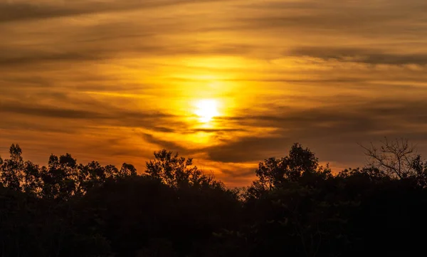 夕日は 太陽が西の方向の地平線に隠されている瞬間であり 夜の始まりです 日の出の逆過程と考えることができます ブラジル南部の風景 — ストック写真