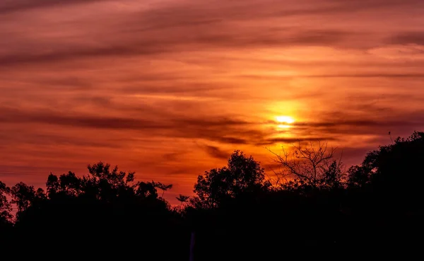 Puesta Sol Momento Que Sol Oculta Horizonte Dirección Oeste Siendo — Foto de Stock