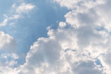 Mavi gökyüzü ve beyaz ve gri bulutlar sürekli hareket halinde. Firment manzarası. Mavi ve sonsuzluk.