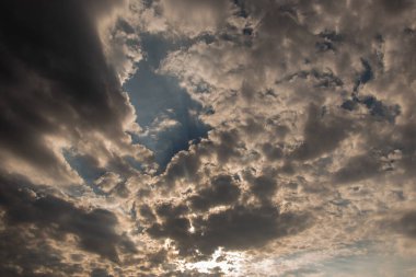 Bir günün sahnesi mavi gökyüzü ve kara bulutlarla bitiyor. Mavi ve Bulutlu ufuk. Gökyüzü ve bulutların manzarası.