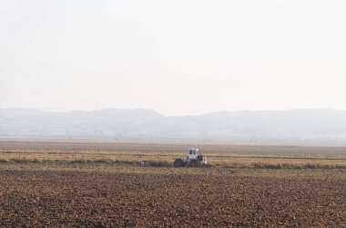 Güney Brezilya 'da ekinlere işlenmiş pirinç ekimi için tarlayı hazırlayan makineler ve saban. Tarım, ekme öncesi evrede. Pirinç ekme alanının hazırlanması.