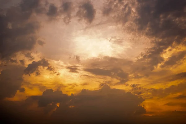一个深秋的下午 在巴西南部 云层的存在 阴影的颜色和反差 还有强烈的橙色的太阳 — 图库照片