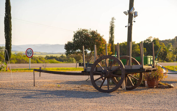 Старая лошадиная повозка, которая сегодня служит ремеслом. Древний объект, служивший в качестве транспортного средства и груза. Объект украшения
.