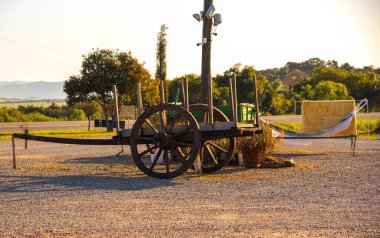 Bugün el işi olarak hizmet veren eski bir at arabası. Ulaşım ve kargo aracı olarak kullanılan eski bir nesne. Dekorasyon nesnesi.