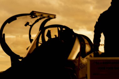 Brezilya hava kuvvetlerinin savaş uçağı pilotlarının silueti. Askeri havacılık. Brezilya 'daki askeri güçler.