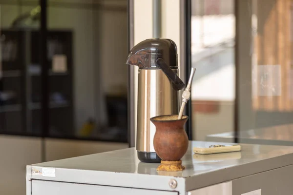 Rio Grande do Sul 'un tipik içeceklerinden içen aletler: 