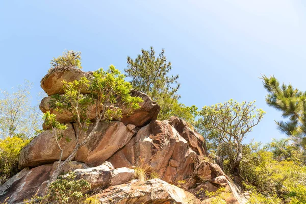 Jaguari市Cerro Chapado的农村景观 巴西的旅游业 古代地质区域的岩石和崎岖的地形 多雾多风的严冬 — 图库照片