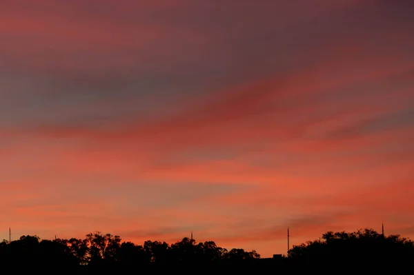 サンタ マリア ブラジルの街の日没のシルエットと色 水平線と木々のシルエットに赤みを帯びた色で秋の午後 終わりの日の風景 — ストック写真