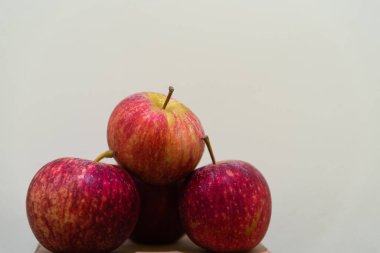 Bir yığın elma. Elma, Rosaceae familyasından bir ağaç olan elma ağacının (Malus domestica) sözde meyvesidir. İnsanlar tarafından en çok yetiştirilen ve kullanılan sahte meyvelerden biridir..