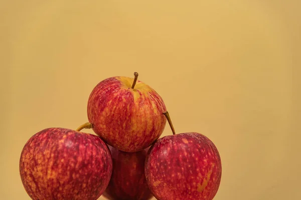 一堆苹果 苹果是苹果树 Malus Domestica 的假果 这是玫瑰科的一棵树 它是人类培育和使用最多的假树之一 — 图库照片