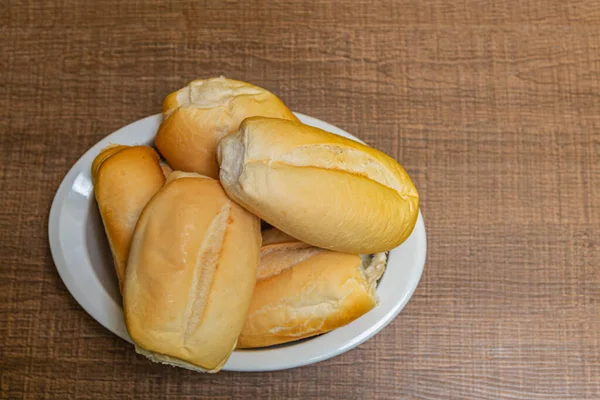 Eine Kleine Schüssel Mit Frisch Gebackenem Weizenbrot Auf Einem Holztisch — Stockfoto