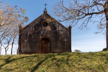Chapado 'da bulunan ve Jaguari belediyesinin kırsal kesiminde bulunan Şapel, kolonilerin İtalya' dan gelen ilk göçmenlere dağıtılmasından sonra 1910 yılında inşa edilmiştir. Gres Stone 'da inşa edildi..