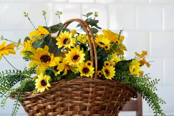Arranjo Flor Ofício Que Uma Cesta Vime Com Flores Amarelas — Fotografia de Stock