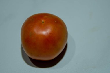 Solanum Lycopersicum meyvesi, tüm dünyada yetişen bahçıvanlık bitkisi. Meyveleri, patates, tütün, biber ve patlıcan familyasından çeşitli ülkelerin mutfağında yaygın olarak kullanılır..