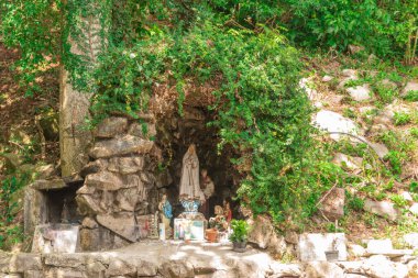 Brezilya 'nın Rio Grande do Sul eyaletindeki Silveira Martins şehrine giden yolda yaşayan insanlar tarafından inşa edilmiş küçük bir mağarada Katolik azizler. Dindarlık. Katolik inancı. Popüler azizler.