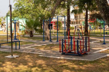 Belediyenin halka açık kullanım için kurduğu meydandaki bir spor salonunun donanımının görüntüsü. Spor aletleri. Beden Eğitimi.