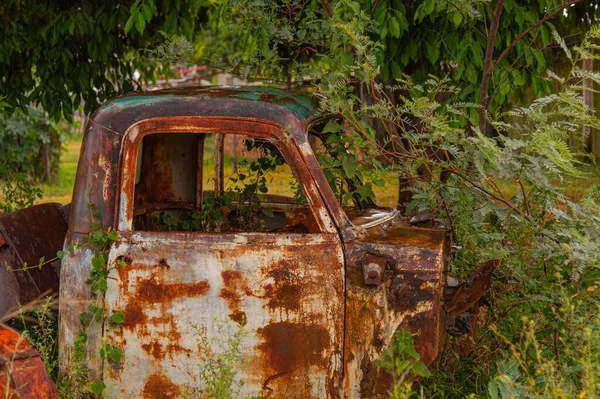 Una Vieja Cabaña Autopropulsada Parte Delantera Viejo Camión Abandonado Hierba — Foto de Stock