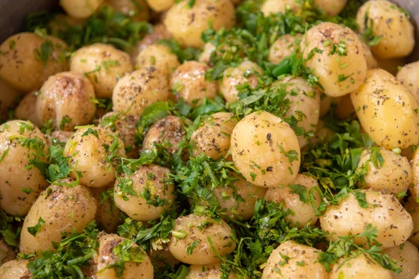 Brezilya baharatlarıyla tatlandırılmış sotelenmiş İngiliz patatesleri yarım günlük öğle yemeğine hazır. Güney Brezilya 'nın tipik bir bölümü. İnsan yemeği..