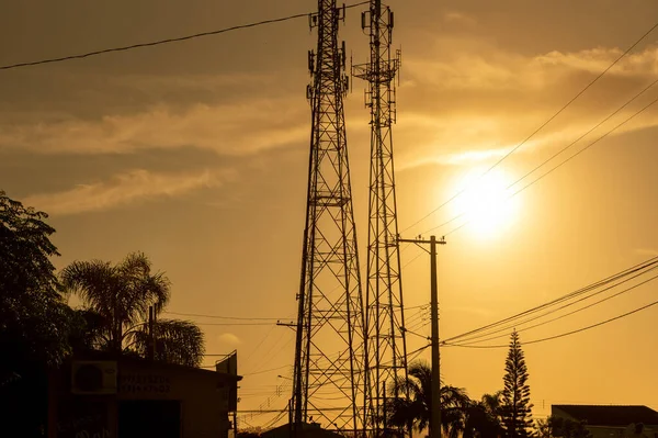 ブラジル南部のサンタマリア市の夜明けの色とは対照的に 2つの電気通信塔と高電圧ネットワーク線の画像 ラテンアメリカの夜明け — ストック写真
