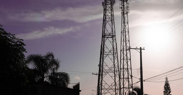 Obrázek Dvou Telekomunikačních Věží Vysokonapěťových Síťových Vodičů Kontrastu Barvami Svítání — Stock fotografie