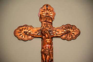 Duvarda asılı eski bir haç resmi galvanizli demirden yapılmış ve yapay olarak yaşlanmış. Dini eser. Katolik Kilisesi 'nin sembolü ve İsa' nın çarmıha gerilmesi..