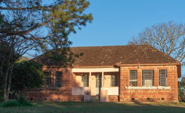 Güneş ışığını yansıtan perili ticari bir bina. Brezilya 'daki ofis binaları ve tıbbi danışmanlar.