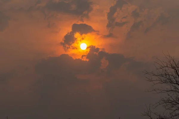 午後遅く ラテンアメリカの南子午線で日没の風景 太陽の赤みを帯びた色合いの鮮やかで脈動的な色は 雲に意味します 南ブラジル ウルグアイとのForonteira — ストック写真
