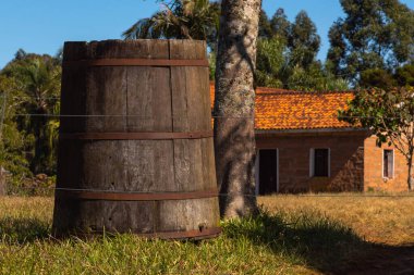 Şarap Evi 'nin önünde dekoratif bir parça olarak bir fıçı şarap. Vasa de Vinhos Cerro Chapado, Jaguari, Brezilya..